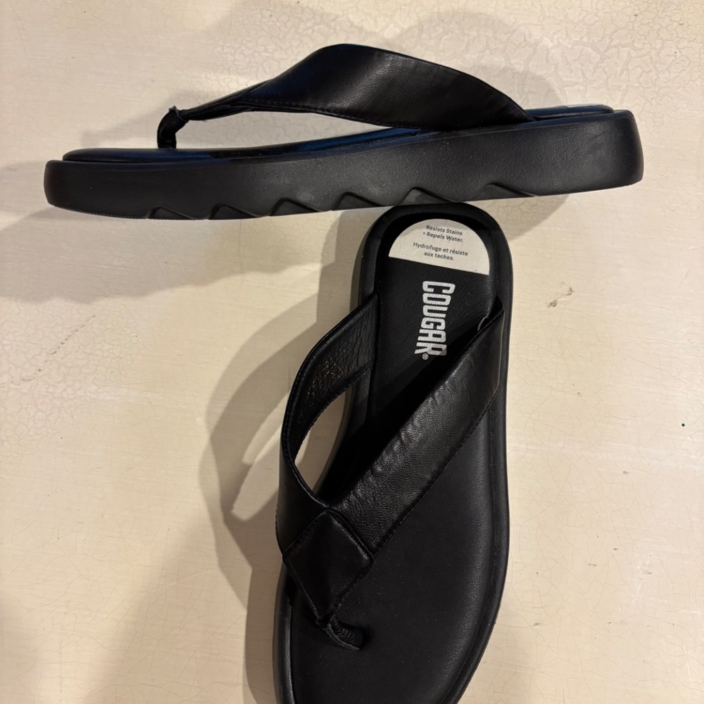 NWOT - Black Cougar Flip Flops - size 9 - Picture 2 of 3